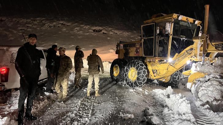 Kar ve tipi nedeniyle mahsur kalan 7 araç ve içindeki 30 kişi kurtarıldı