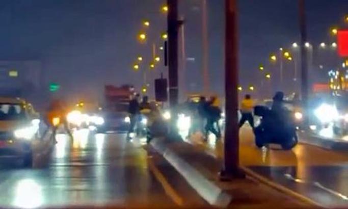 İstanbul - Beylikdüzü’nde D-100 yan yolda trafik kavgası kamerada