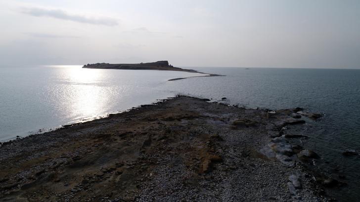 Çarpanak Adası'nda ortaya çıkan antik yola, olası boğulma vakalarına karşı uyarı levhaları asıldı