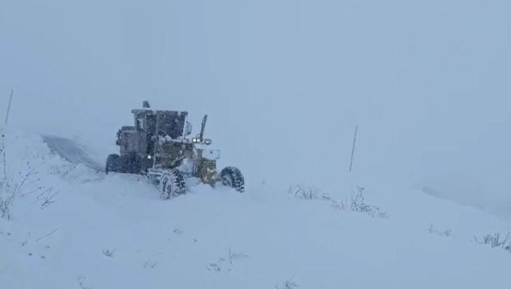 Hakkari’de kardan kapanan 30 köy ve mezra yolu ulaşıma açıldı