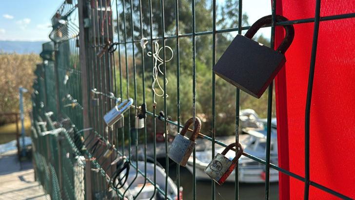 NASA'nın paylaştığı azmakta köprü çitleri, dilek eşyalarıyla doldu