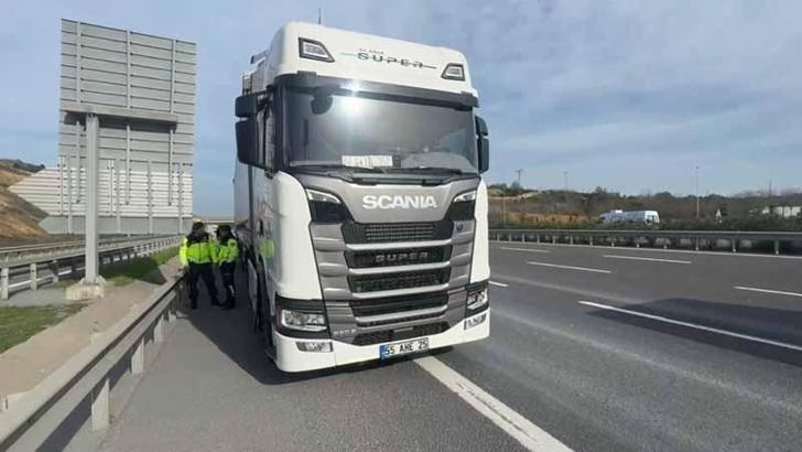 Kuzey Marmara Otoyolu’nda 2 kamyon ve 1 TIR zincirleme kazaya karıştı