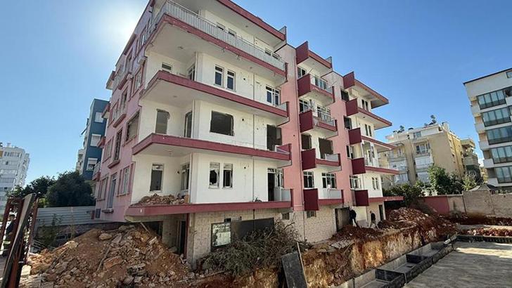 4 katlı metruk binada yangın çıktı; 1 erkek cesedi bulundu