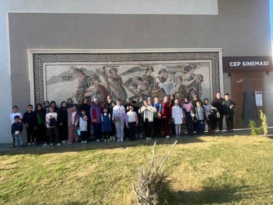 Hassalı çocuklara gezi ve sinema etkinliği