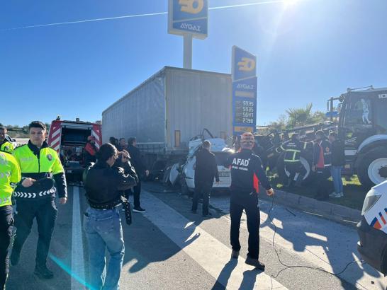 Otomobil, TIR'a arkadan çarptı; öğretmen öldü