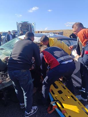 Mardin'de otomobil ile kamyonet çarpıştı: 2 yaralı