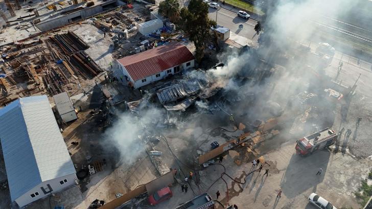 İzmir'de inşaat şantiyesinde yangın; alevler 2 otomobile sıçradı/Ek fotoğraflar
