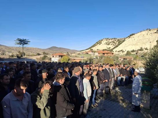 Devrilen traktörün sürücüsü Elvan, kazadan 1 gün sonra öldü (2)