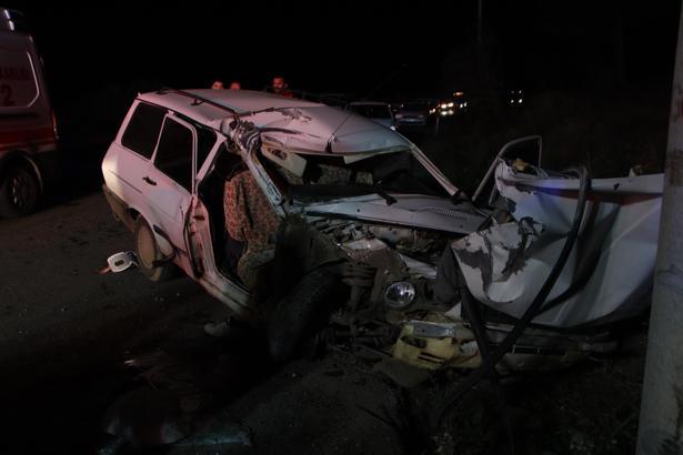 Alkollü sürücünün kullandığı otomobil elektrik direğine çarptı; Anne ve kızı yaralandı