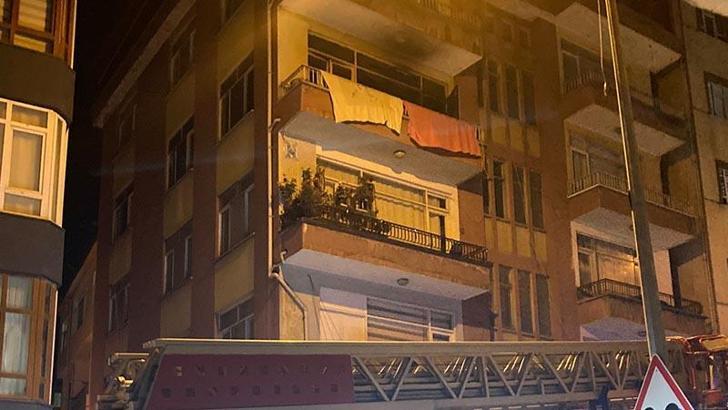 Yanan evde mahsur kalan anne ve oğlu yaralandı