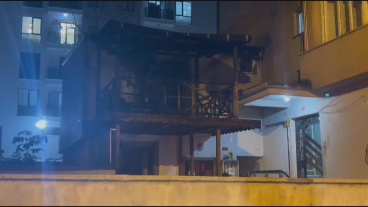 İstanbul - Sultanbeyli'de 2 katlı evin çatısı alev alev yandı