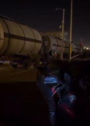 Yük treni, hemzemin geçitte otomobile çarptı; sürücü kaçtı