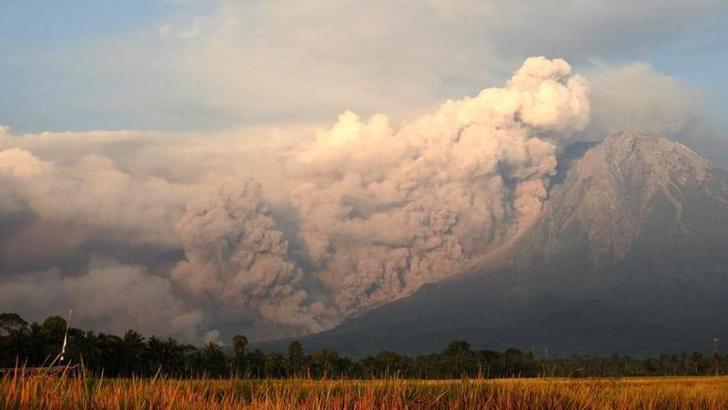 Endonezya'da Semeru Yanardağı'nda patlama meydana geldi