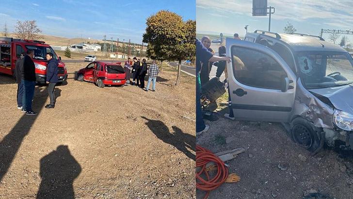 Çankırı'da hafif ticari araç ile otomobil çarpıştı: 1 ölü, 4 yaralı
