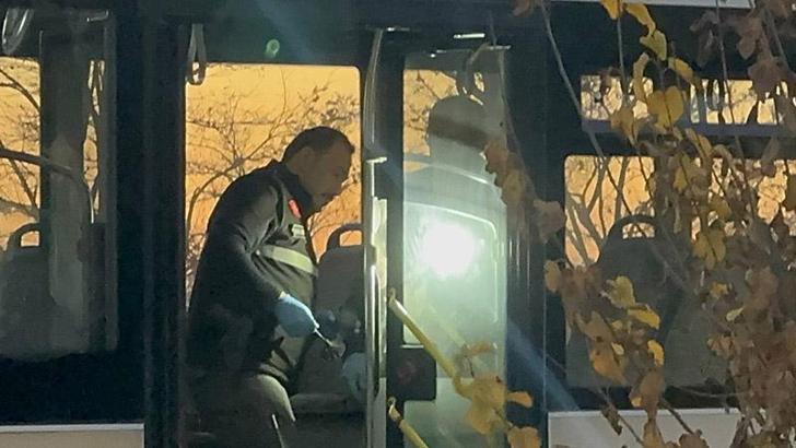 Belediye otobüsünde, eşinin gözü önünde bıçaklanan genç öldü