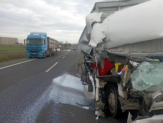 Kontrolden çıkan kamyonet, TIR’a çarptı