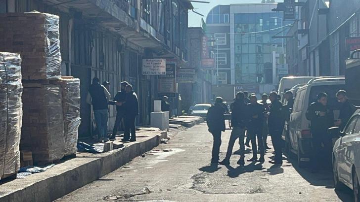 Tartıştığı babasını bıçaklayarak öldürdü; işletmenin çatısında yakalandı