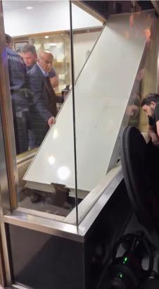 Kuyumcuda vitrin asansörünün altında kalan işçi öldü