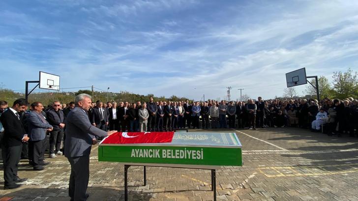 Kazada ölen öğretmen için görev yaptığı okulda tören