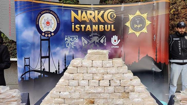 İstanbul ve Kocaeli'nde operasyonla ele geçirilen 966 kilo uyuşturucu emniyette sergilendi