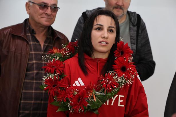 Riyad’da bronz madalya kazanan milli sporcu Berna Tut’ törenle karşılandı