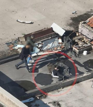 Tartıştığı babasını bıçaklayarak öldürdü; işletmenin çatısında yakalandı (3)