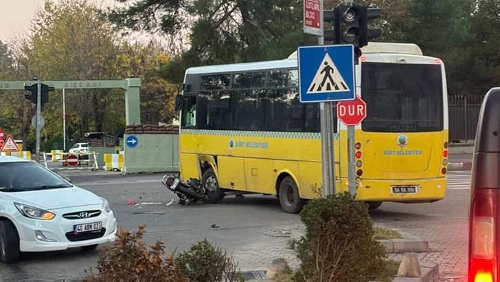 Otobüsle çarpışan motosikletin sürücüsü öldü, kardeşi ağır yaralandı