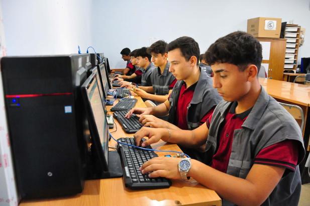 Lise öğrencileri hem kazanıyor hem kazandırıyor