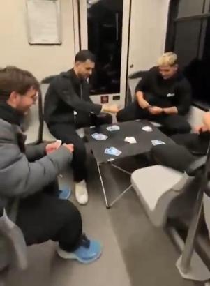 Metroda masa kurup oyun oynadılar