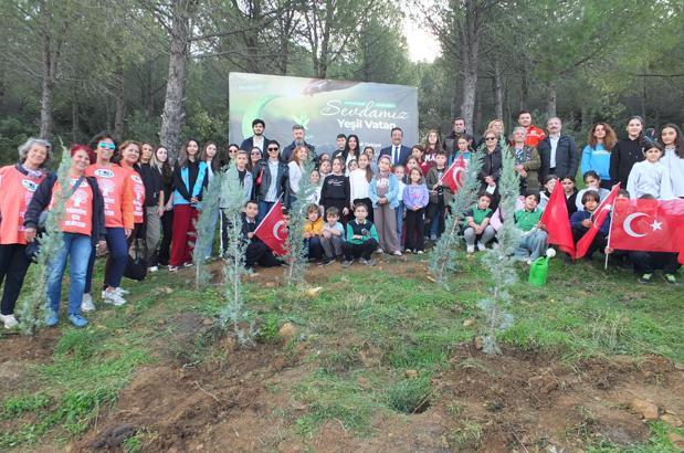 Balıkesir'de öğrencilerden fidan dikme etkinliği