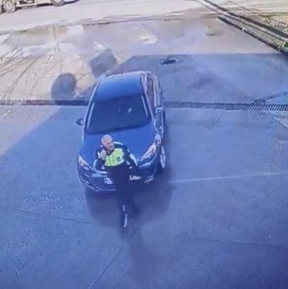 Otomobilin trafik polisine çarptığı kaza kamerada