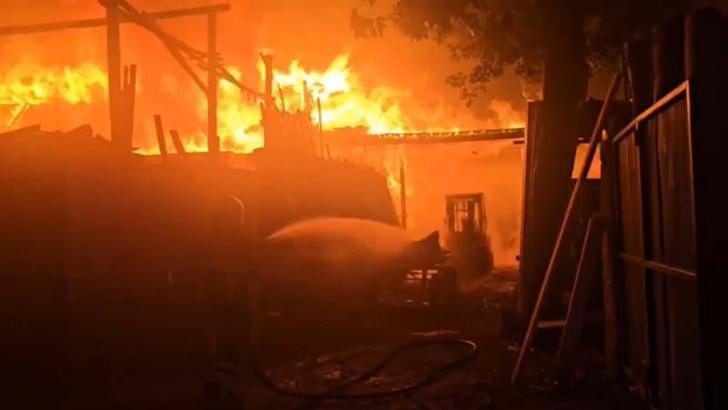 İş yeri yangınında mahsur kalan güvercinler kurtarıldı