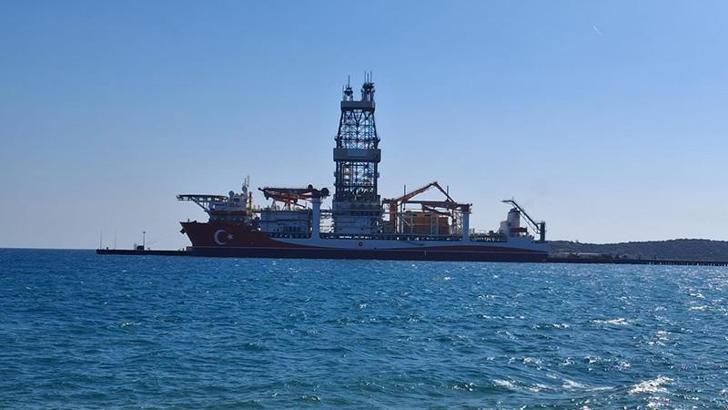 Filoya katılan sondaj gemisi, kırmızı ve beyaza boyandı