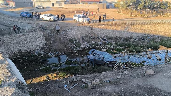 Otomobil, köprüden kanala düştü; 1 ölü, 2 yaralı