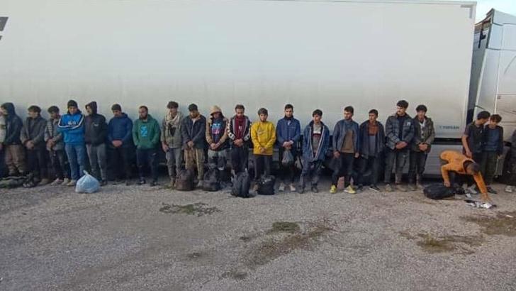 TIR'ın dorsesinde 28 düzensiz göçmen yakalandı