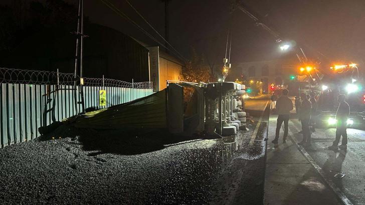 Eyüpsultan'da mıcır yüklü hafriyat kamyonu devrildi, şoför yaralandı