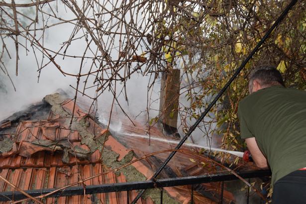Lüleburgaz'da terk edilmiş evde çıkan yangın söndürüldü