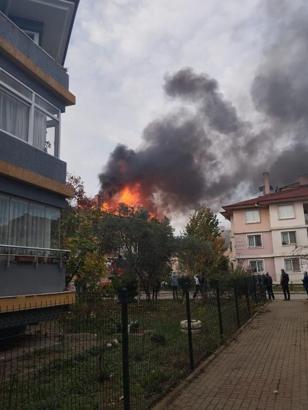 Yalova'da 3 katlı binanın çatısı alev alev yandı