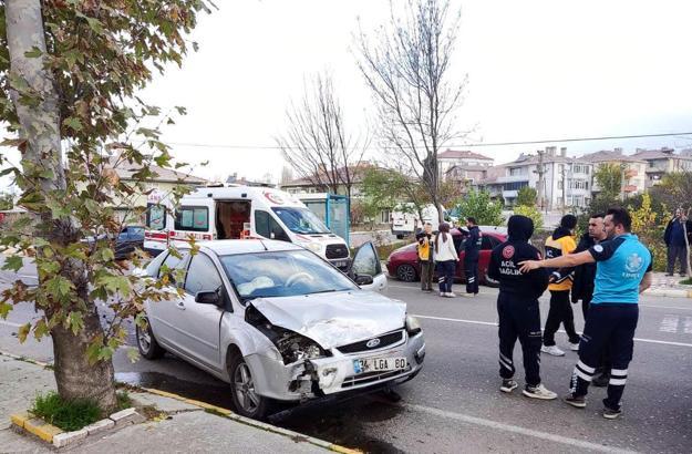 Kırklareli'de otomobiller çarpıştı; 3 yaralı