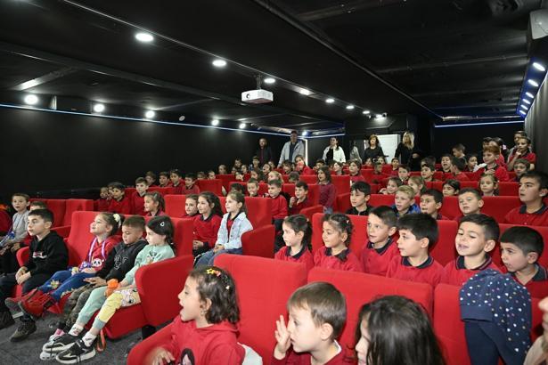 Gezen Sinema TIR'ı Demirci'de 4 bin çocuğa ulaştı