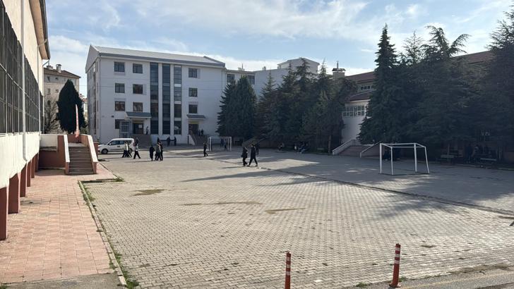 Lise öğrencisi, zehirlenme şüphesiyle hastaneye kaldırıldı