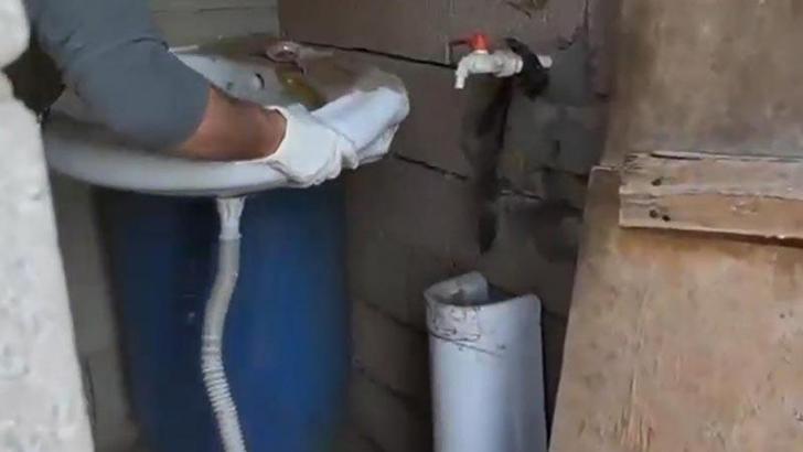 Lavabo musluğuna bağlı düzenek ortaya çıkarıldı; yerin altından 3,5 ton kaçak motorin çıktı
