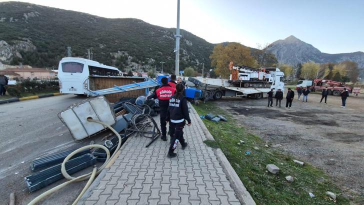 Kaldırıma çarpan TIR'da yüklü traktör yola düştü
