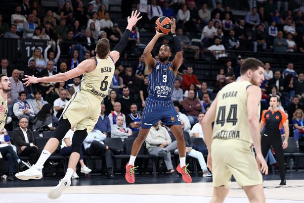Anadolu Efes - Barcelona: 74-73