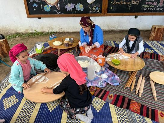 Minikler aileleriyle mutfağa girdi; mantı hamuru açıp, turşu kurdu