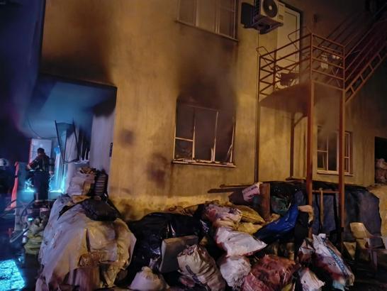 Aydın'da 2 katlı evde yangın; 3 kişi dumandan etkilendi
