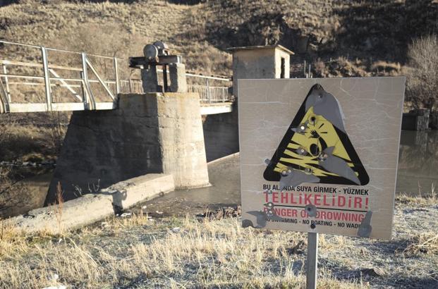 Kars'ta HES Barajındaki uyarı levhası kurşunlandı