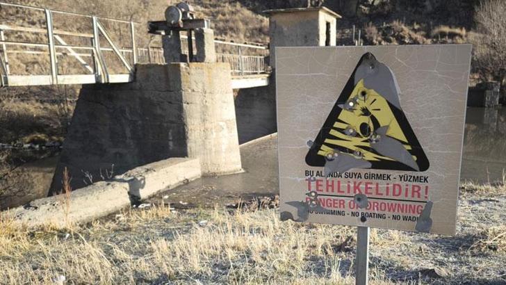 Kars'ta HES Barajındaki uyarı levhası kurşunlandı