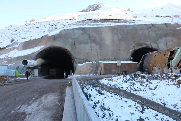 Yüksekova'da T2 tünelinin yapım çalışmaları devam ediyor