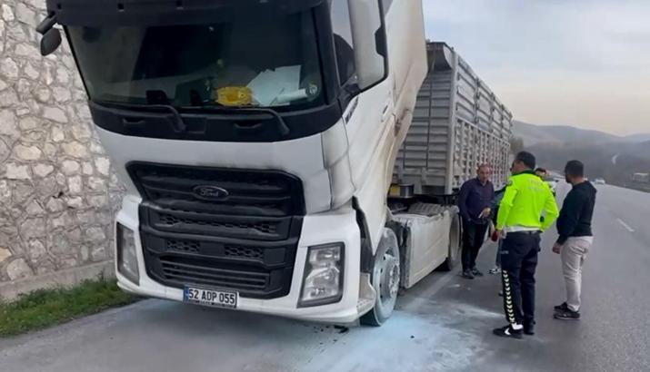 Polis, TIR'da çıkan yangına müdahale etti